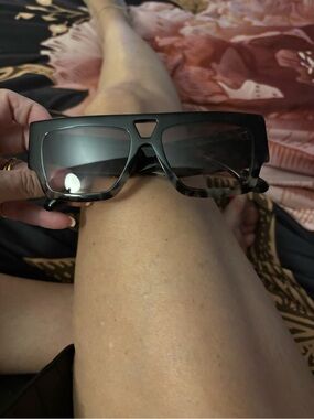 Stylish Black Oversized Square Sunglasses - Women's Accessory